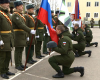 Демобилизованные смоленской воинской части попрощались с боевым знаменем