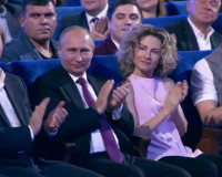 Кто такая «интересная блондинка», сидевшая рядом с Путиным на КВН-50?