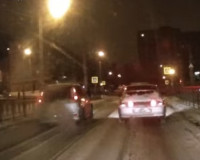 ВИДЕО: В Смоленске водитель ехал по «встречке» на «красный» и едва не сбил пешехода