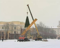 На центральной площади в Смоленске устанавливают новогоднюю ёлку