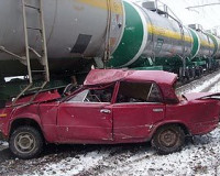 В Смоленской области легковой автомобиль врезался в поезд