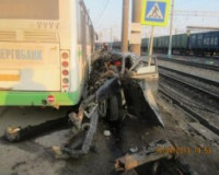 В Смоленске пассажирский автобус превратил «девятку» в металлолом