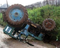 В Новодугинском районе школьник перевернулся на тракторе