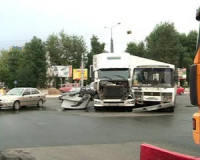 В Смоленске автобус столкнулся с фурой