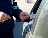 19-летний шофер ВАЗа с нечитаемыми номерами предъявил гаишникам липовые права