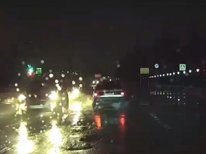 В Смоленске автомобилист повредил автомобиль, попав выбоину (видео)