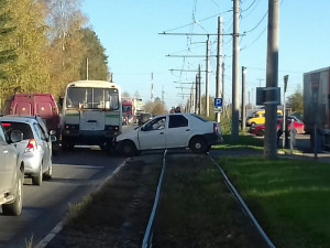 В Смоленске на трамвайных путях столкнулись ПАЗ и «Логан»