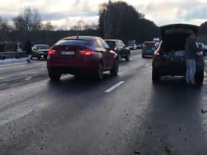 На трассе М1 произошло массовое столкновение автомобилей (видео)