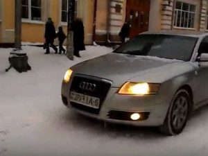 Видео: Наглец на «Audi» рассекает по пешеходной улице