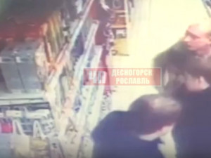 Видео: Смолянин получил смачный удар под зад за попытку кражи