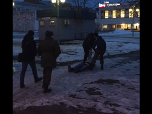 Видео: Пьяного пассажира маршрутки полицейские протащили по земле