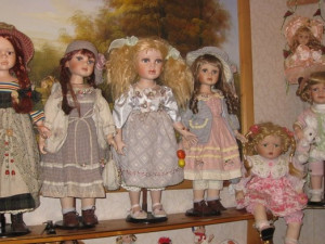 Недобросовестная заемщица может лишиться уникальной коллекции кукол