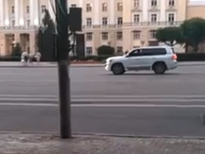 Заплутавший водитель внедорожника проехал по площади Ленина (видео)