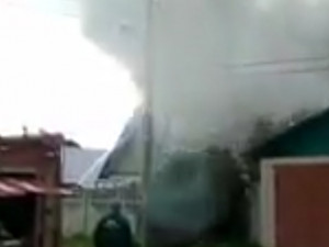 В Смоленской области сняли на видео полыхающий дом
