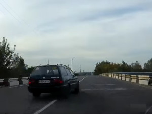 В Смоленской области лихач пошел на обгон, наплевав на сплошную полосу (видео)