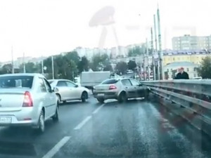Момент массовой аварии на Пятницком путепроводе попал на видео