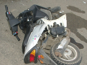 Мотоциклист сбил подростков на скутере в Смоленской области