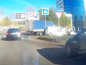 Наглый водитель грузовика повредил машины и скрылся с места ДТП (видео)