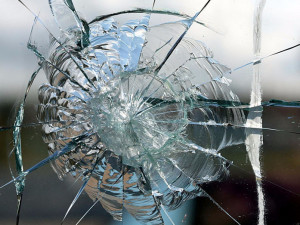 Смолянину, разбившему стекло в магазине, грозит два года лишения свободы