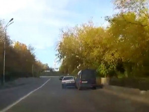Видео: Неадекватный водитель пытался скрыться с места ДТП