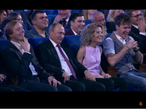 Рядом с Путиным. «Юная блондинка» из Смоленска «взорвала» соцсети