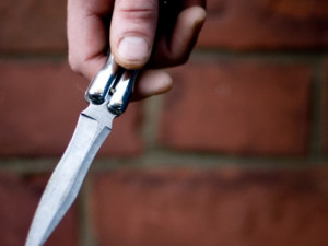 Раздражительный сосед угрожал ножом смолянке