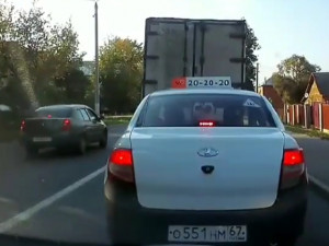 Видео: Автомобилист решил объехать затор по встречной полосе