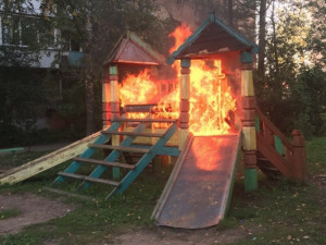 В Смоленской области подпалили детскую горку (видео)