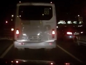 Видео: Водитель маршрутки подрезал авто и снес боковое зеркало