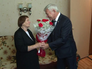 Смоленского ветерана труда с 80-летием поздравил заместитель председателя региональной думы