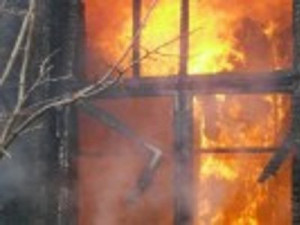 Трех человек спасли из горящего барака в Смоленске