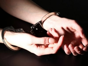 Находясь под домашним арестом, 15-летняя рославльчанка совершила грабеж