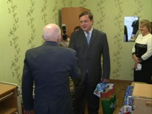 Глава Смоленского региона встретился с пожилыми людьми из Рославльского центра соцобслуживания
