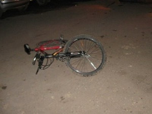 В Ярцеве машина сбила во дворе юного велосипедиста и скрылась