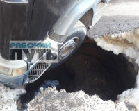 Фото: В центре Смоленска грузовой автомобиль провалился в яму