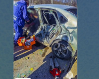 Под Смоленском сотрудники МЧС из искореженной легковушки вызволяли водителя