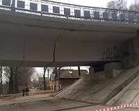 В Велиже начался ремонт просевшего моста