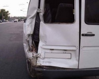 Пьяный сотрудник миграционной службы врезался в микроавтобус