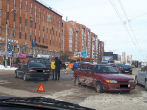 В Смоленске столкнулись сразу три автомобиля