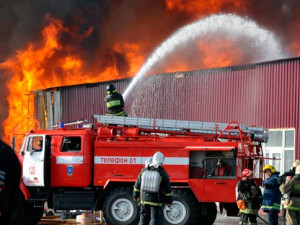 Пожар в Сафоново уничтожил коморку сторожа предприятия