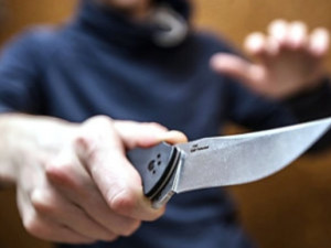 На Кашена мужчина с ножом ранил двух человек