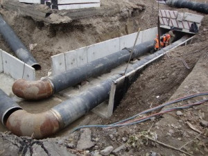 В ремонте теплосетей возникли проблемы из-за стоящих над ними ларьков