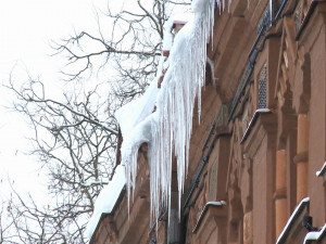 Видео: Крыши смоленских домов облюбовали метровые сосульки