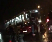 На улице Шевченко иномарка врезалась в трамвай [ВИДЕО]