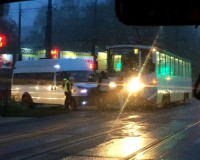 На улице Шевченко в Смоленске столкнулись трамвай и маршрутка