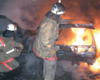 Иномарки Peugeot и Chevrolet сгорели ночью на улице Московской в Вязьме