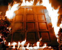 Загоревшаяся дверь заблокировала выход из квартиры