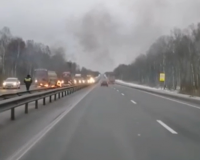 Под Смоленском на М1 перевернулся и загорелся автомобиль (видео)