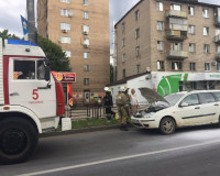 На улице Кирова загорелся легковой автомобиль