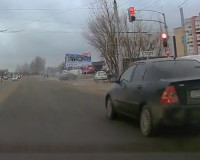 Автомобилист-торопыга проехал на «красный» (видео)
